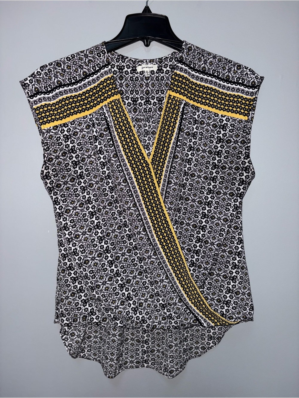 Max Studio Sleeveless Printed Wrap-Front Tank Top Black & Yellow V-Neck Size XL